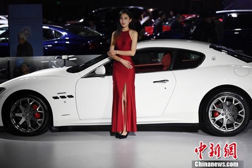 11月9日，2017第14屆中國西南（昆明）國際汽車博覽會在昆明滇池國際會展中心開展，市民欣賞了一場汽車盛宴。會展現(xiàn)場還展出了新能源汽車及機車。<a target='_blank' href='http://www.chinanews.com/'>中新社</a>記者李進紅攝