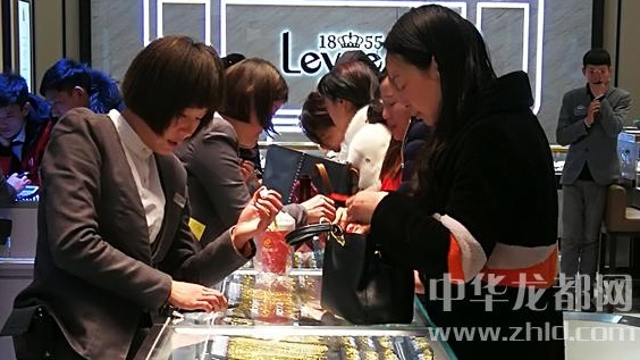 臨近春節(jié)，周口消費(fèi)市場(chǎng)紅似火
