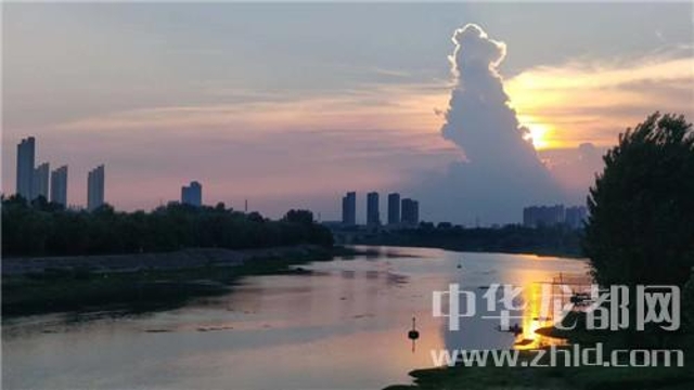 為了這朵云，周口人聚集在大慶路橋上……