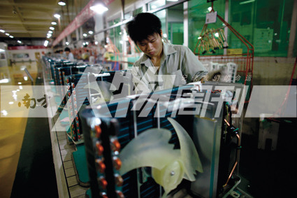 2010年5月10日，珠海格力電器工廠里，工人正在流水線上生產(chǎn)家用空調(diào)（方迎忠）