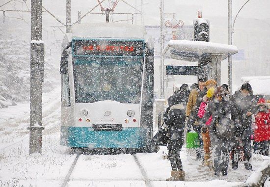 冬季，大連市民在雪中等候202路鐺鐺車 新華社發(fā)(呂文正 攝) 