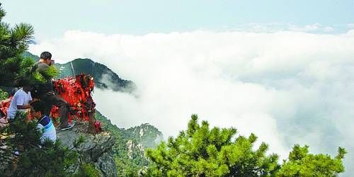  廬山云霧變幻莫測，常常轉(zhuǎn)瞬間便換了模樣。